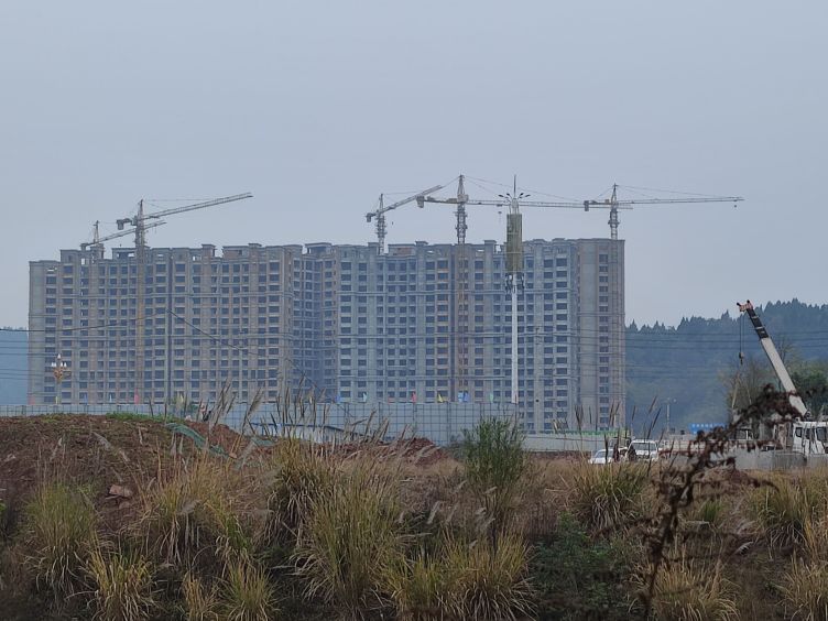 来到安岳城南河边,河对岸龙湾片区建设得又是一景.