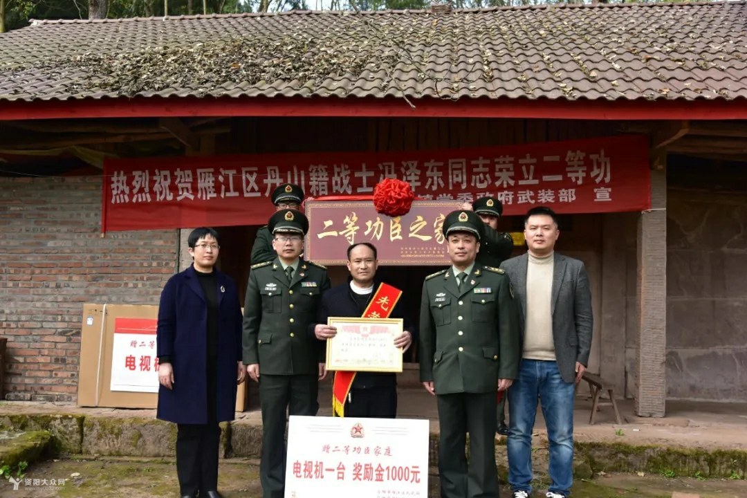 前往荣立"二等功"的丰裕镇现役军人张军和丹山镇现役军人冯泽东家中