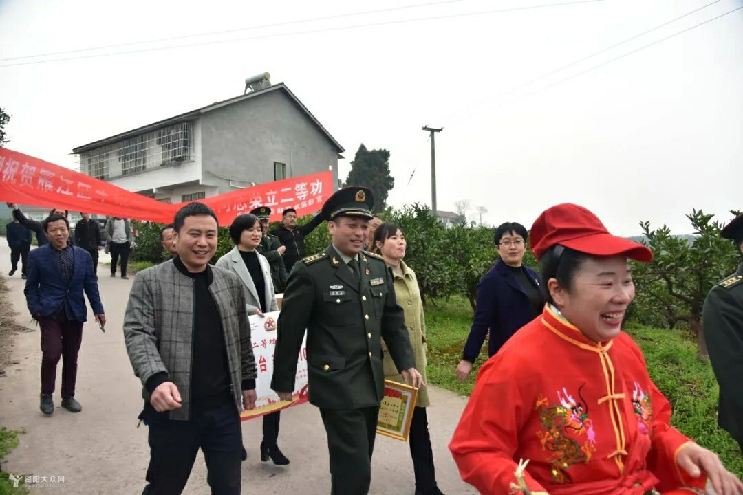 前往荣立"二等功"的丰裕镇现役军人张军和丹山镇现役军人冯泽东家中