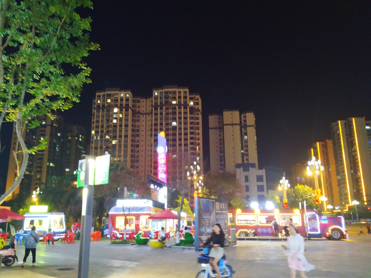 资阳城东新区夜景好美,圣高广场人气渐旺!