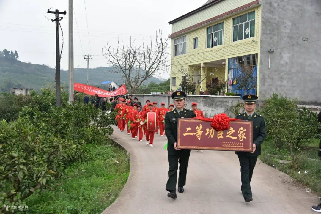 前往荣立"二等功"的丰裕镇现役军人张军和丹山镇现役军人冯泽东家中