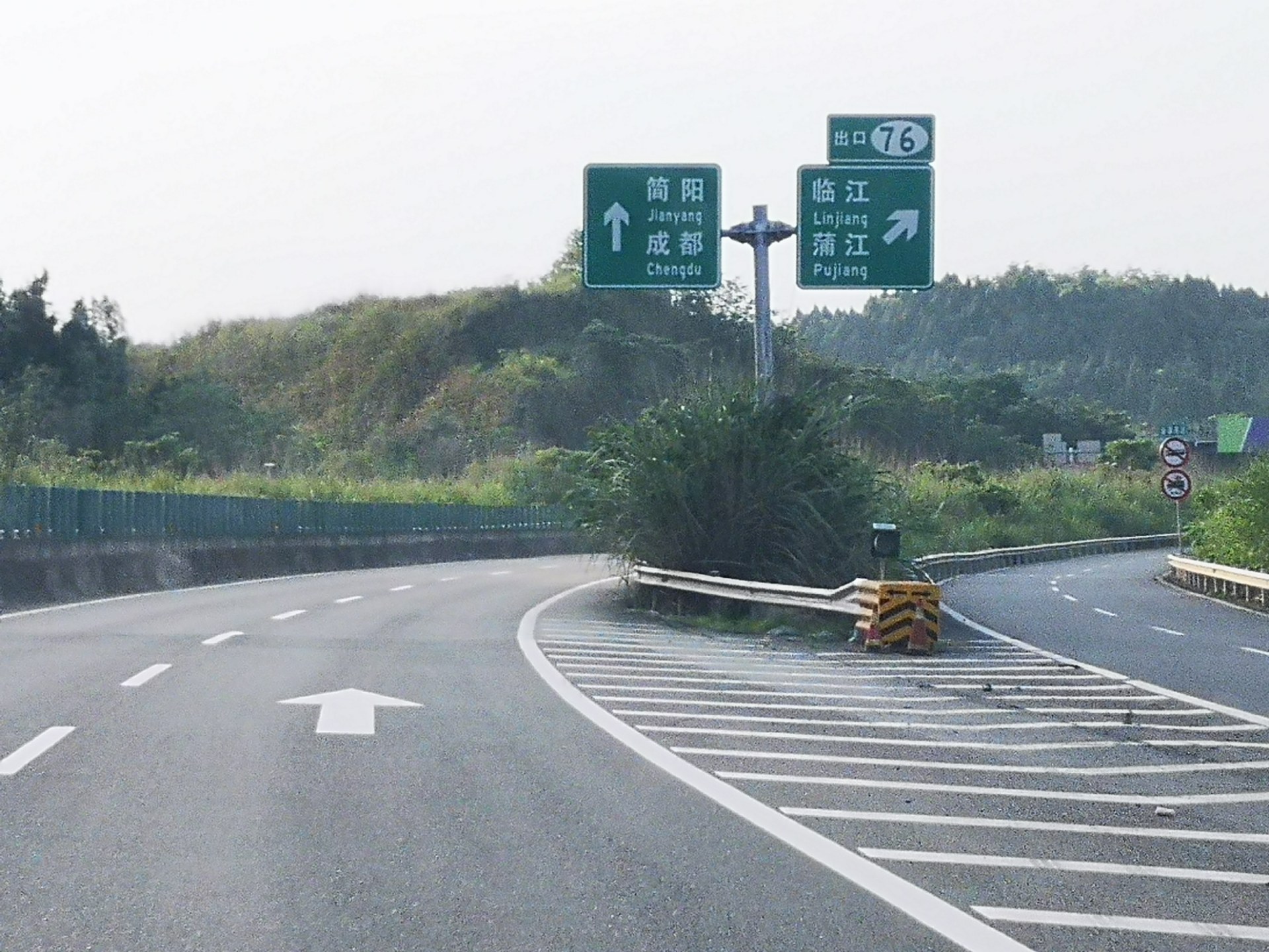 简阳天府机场通航后,成渝高速机场岔路口到成都段车辆通行极少