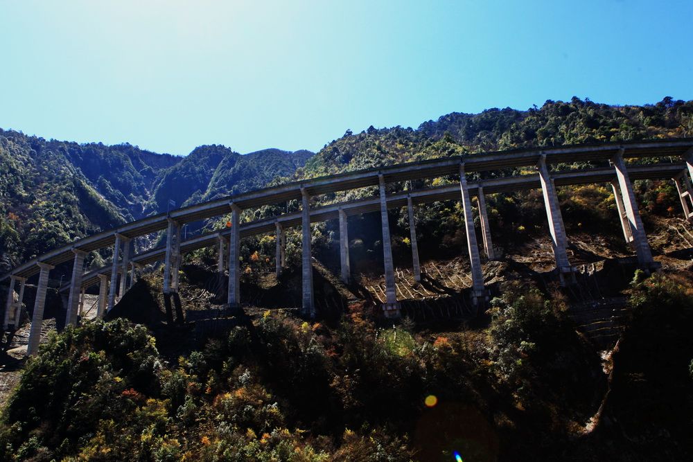 【小草视角】雅西高速拖乌山双螺旋隧道，世界公路建设的奇迹