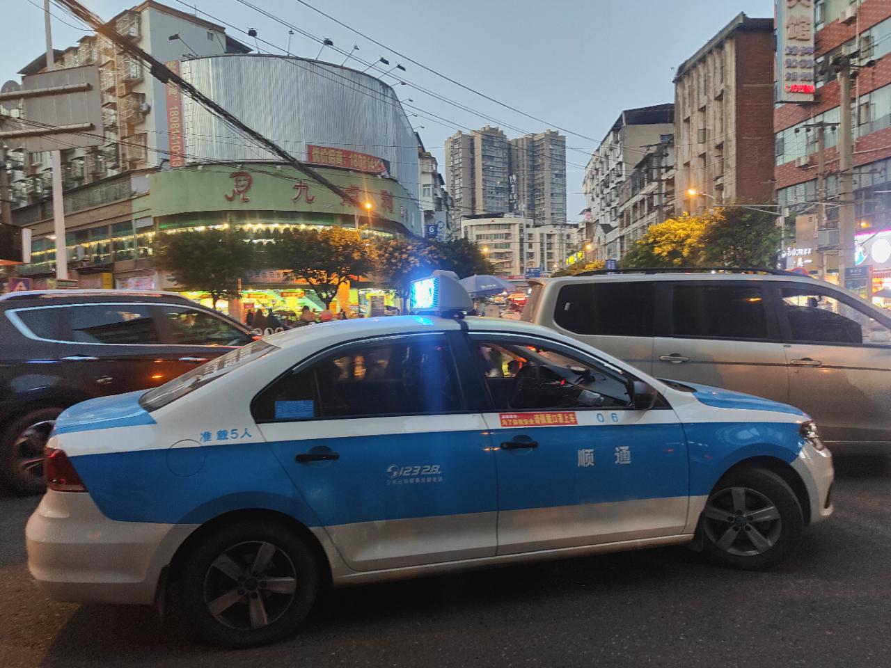 安岳九点利外一辆出租车和小车"挨着了"