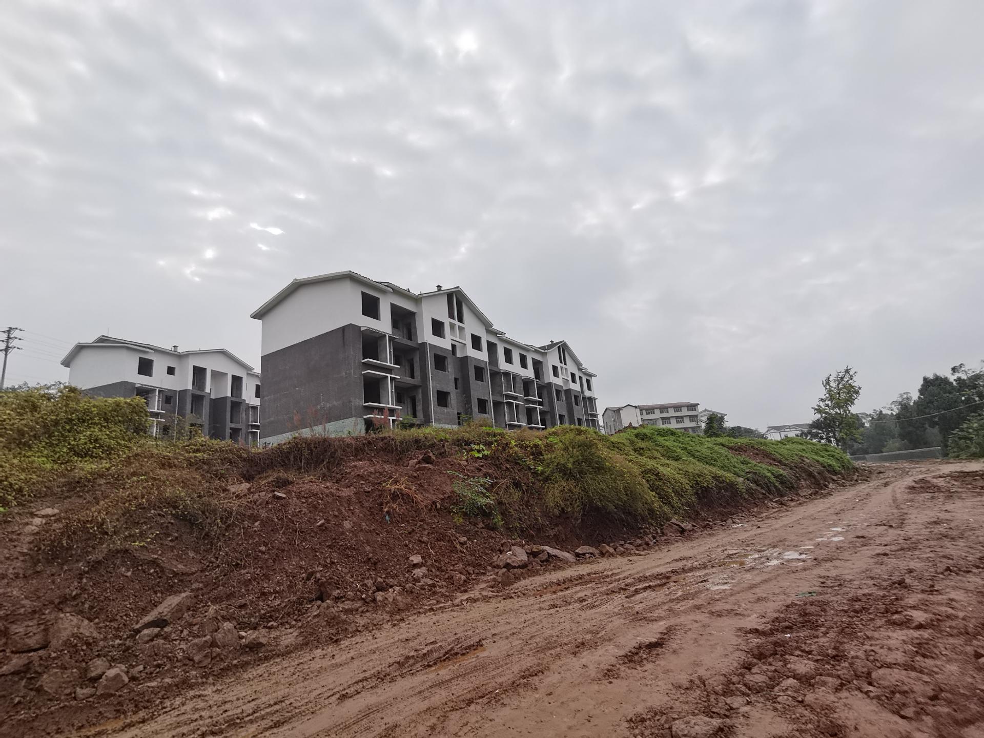 农村走向城市,乡村荒废的瓦房复耕为农田,各乡镇都在场镇上修有安置区