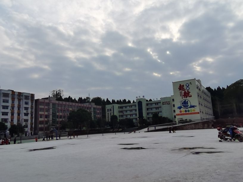 安岳兴隆中学的校友们,来看看我们的母校吧!