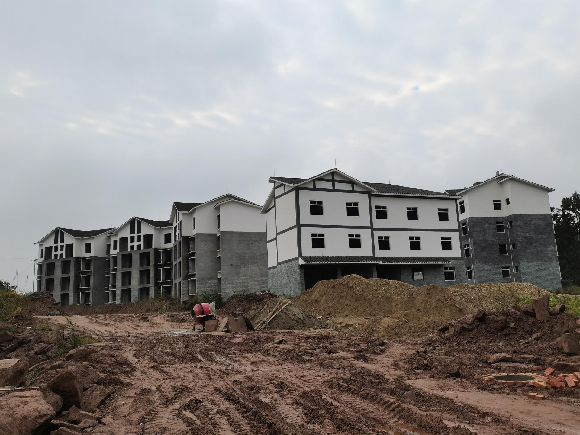 农村走向城市,乡村荒废的瓦房复耕为农田,各乡镇都在场镇上修有安置区