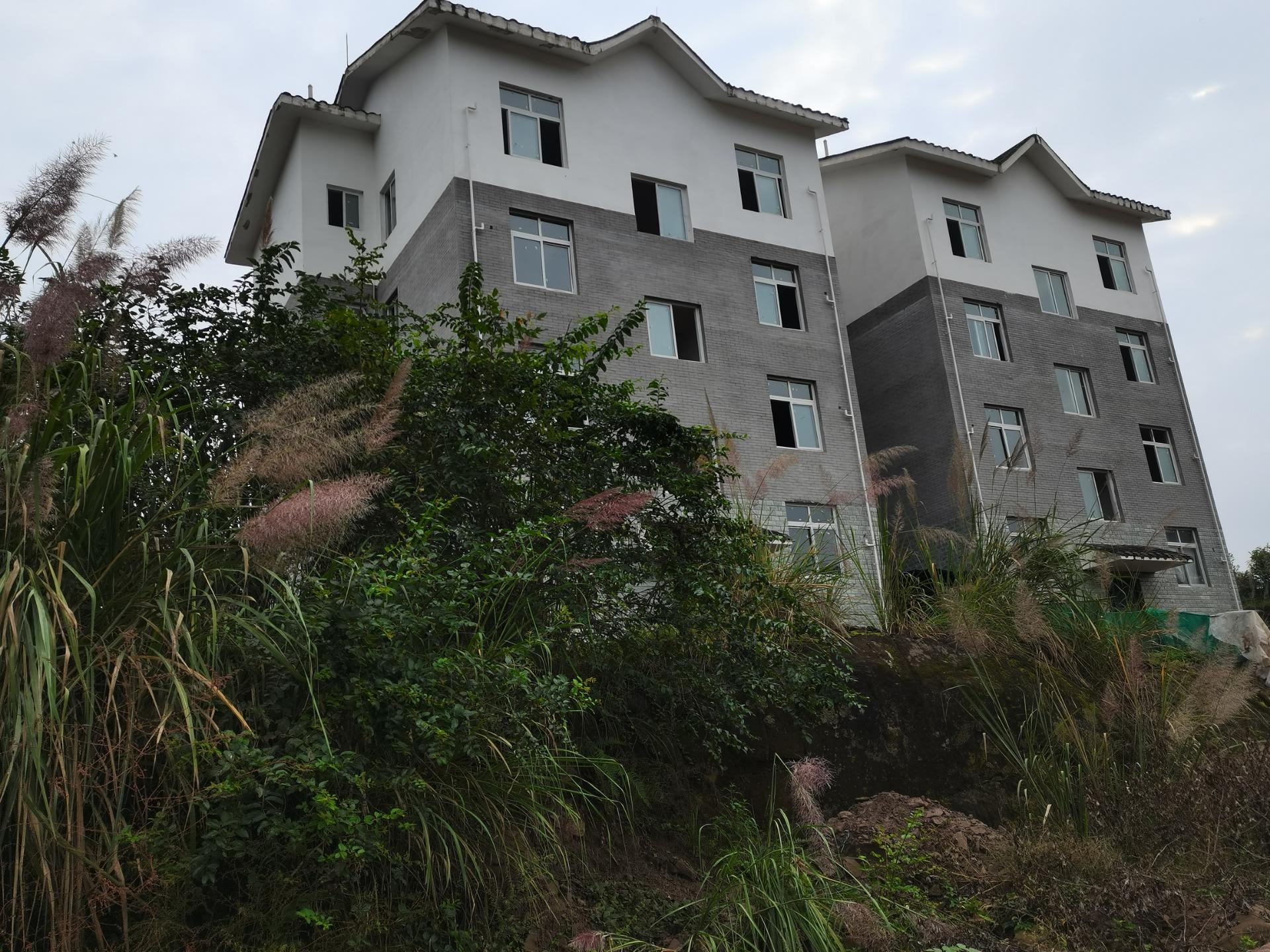 农村走向城市,乡村荒废的瓦房复耕为农田,各乡镇都在场镇上修有安置区