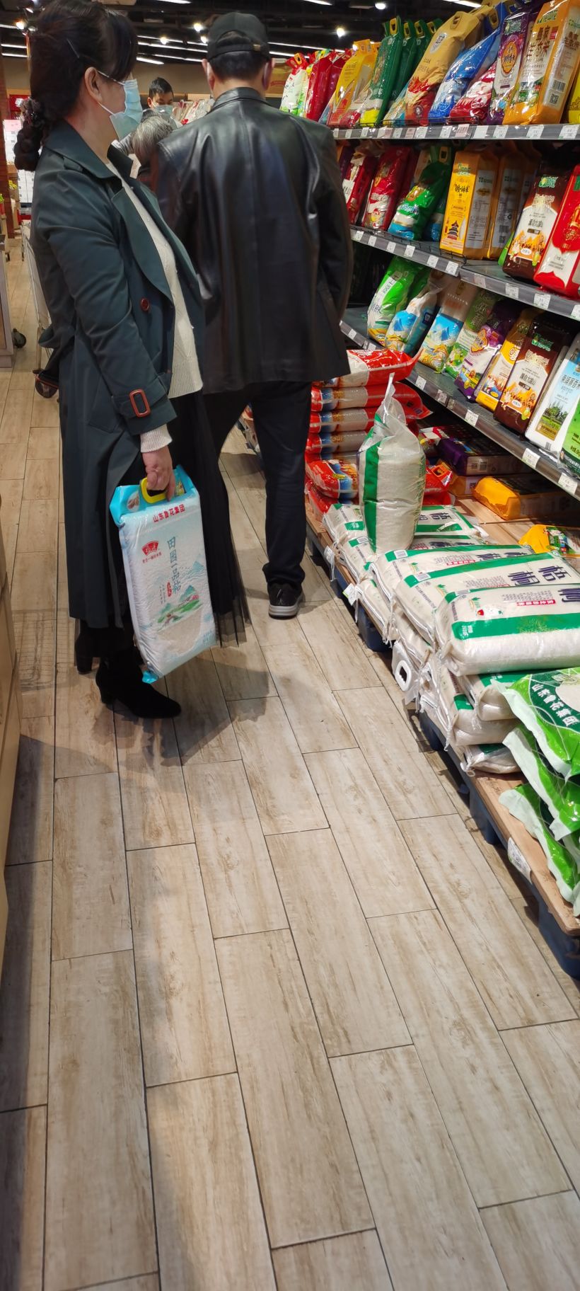 购米,面已成超市购物标配,资阳万达芙思特超市民纷纷抢购生活必需品