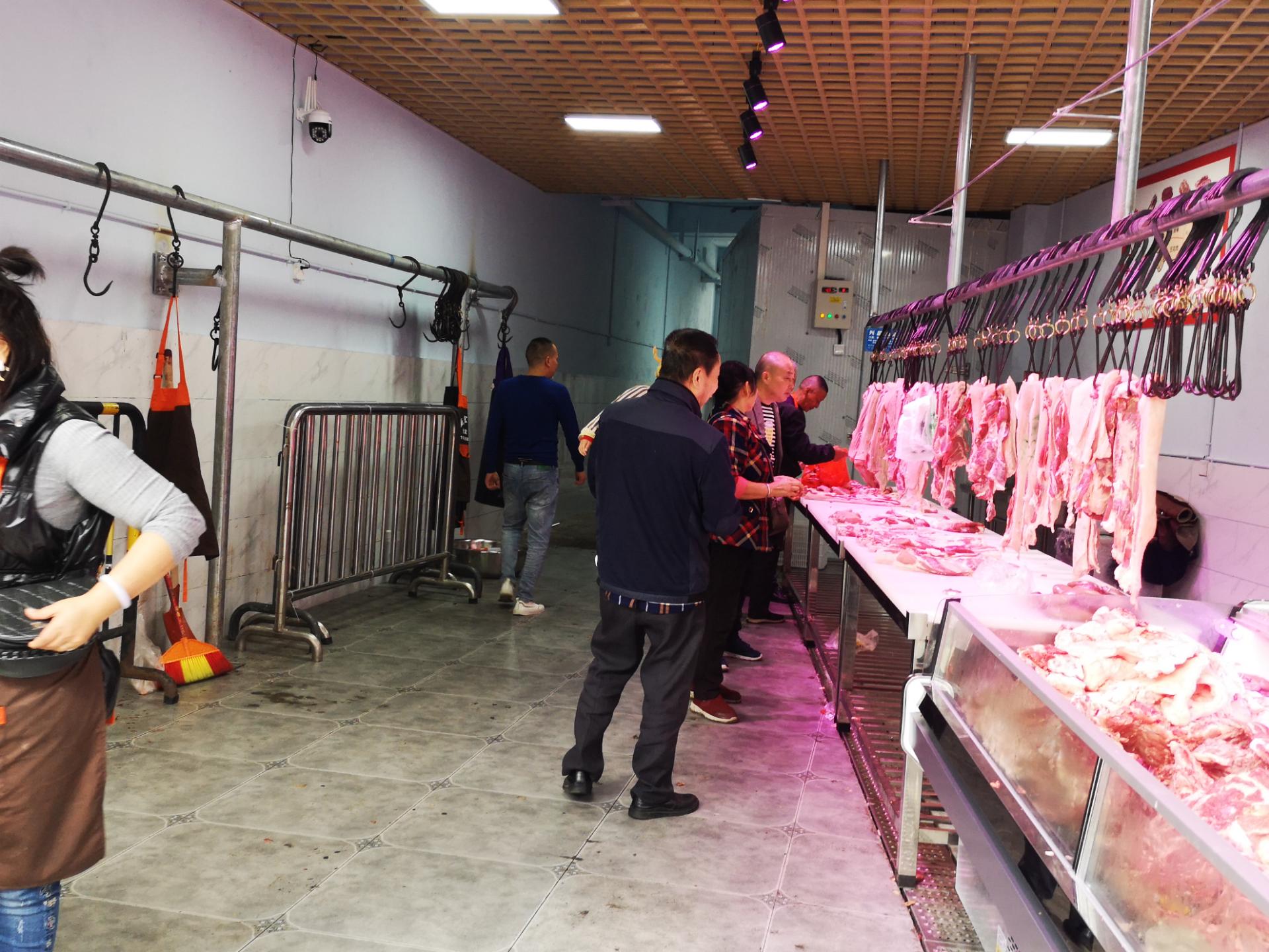 资阳南门市场这店灌香肠肉9.8一斤早早就卖完,据说现场比较火爆