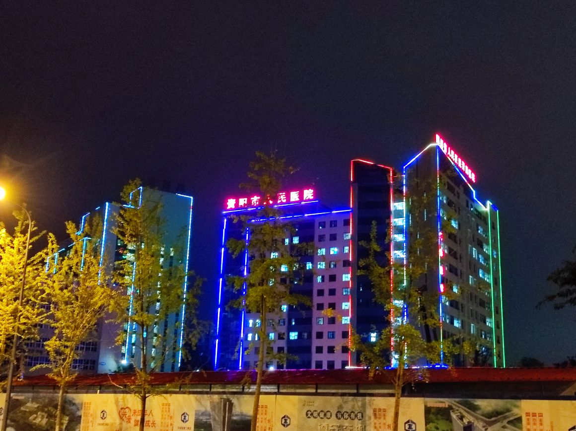 夜晚的资阳市人民医院在led灯带的承托下好有立体感啊!