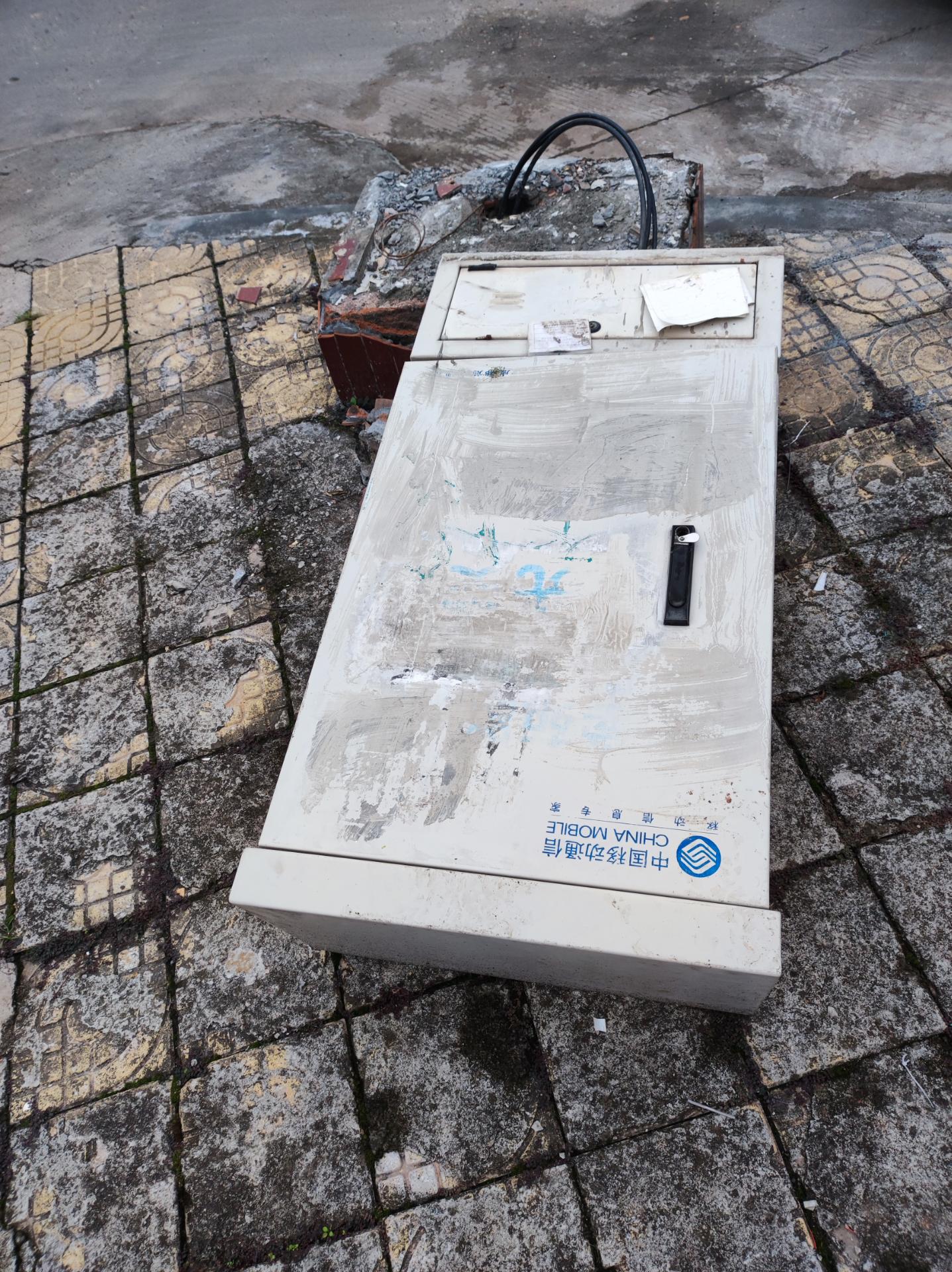 资阳学苑路人行道上的中国移动光交箱不知为何倒在地上,请及时维修