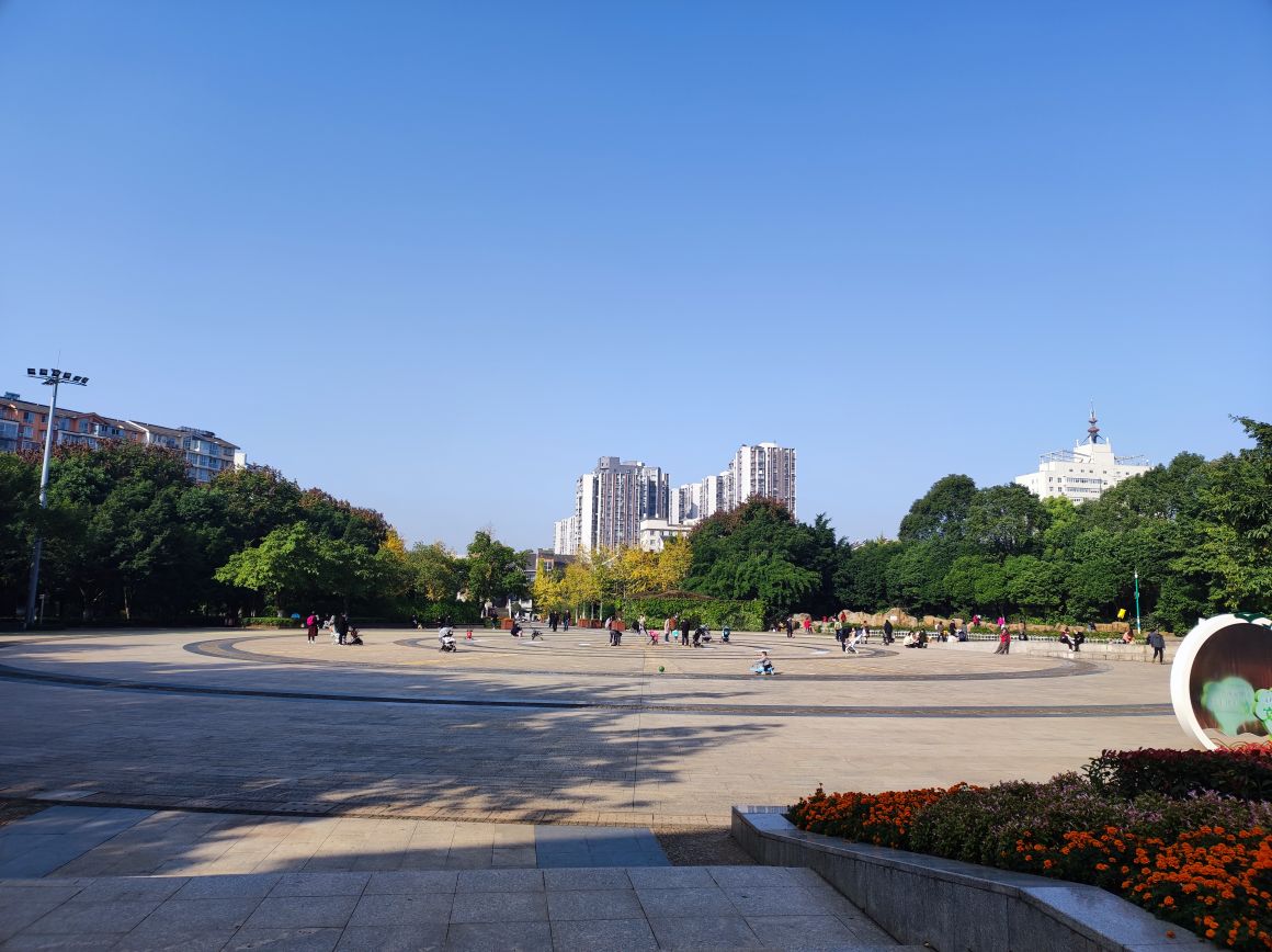 疫情当下,资阳三贤公园广场上晒太阳的人们纷纷戴上口罩!