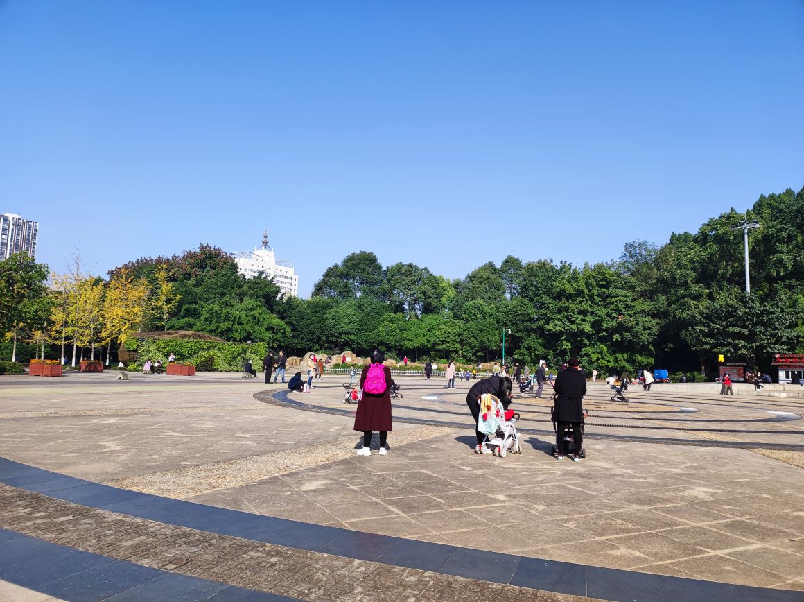 疫情当下,资阳三贤公园广场上晒太阳的人们纷纷戴上口罩!