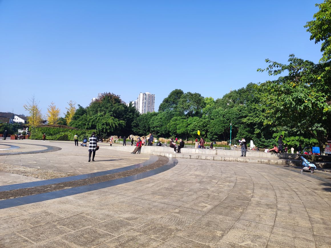 疫情当下,资阳三贤公园广场上晒太阳的人们纷纷戴上口罩!