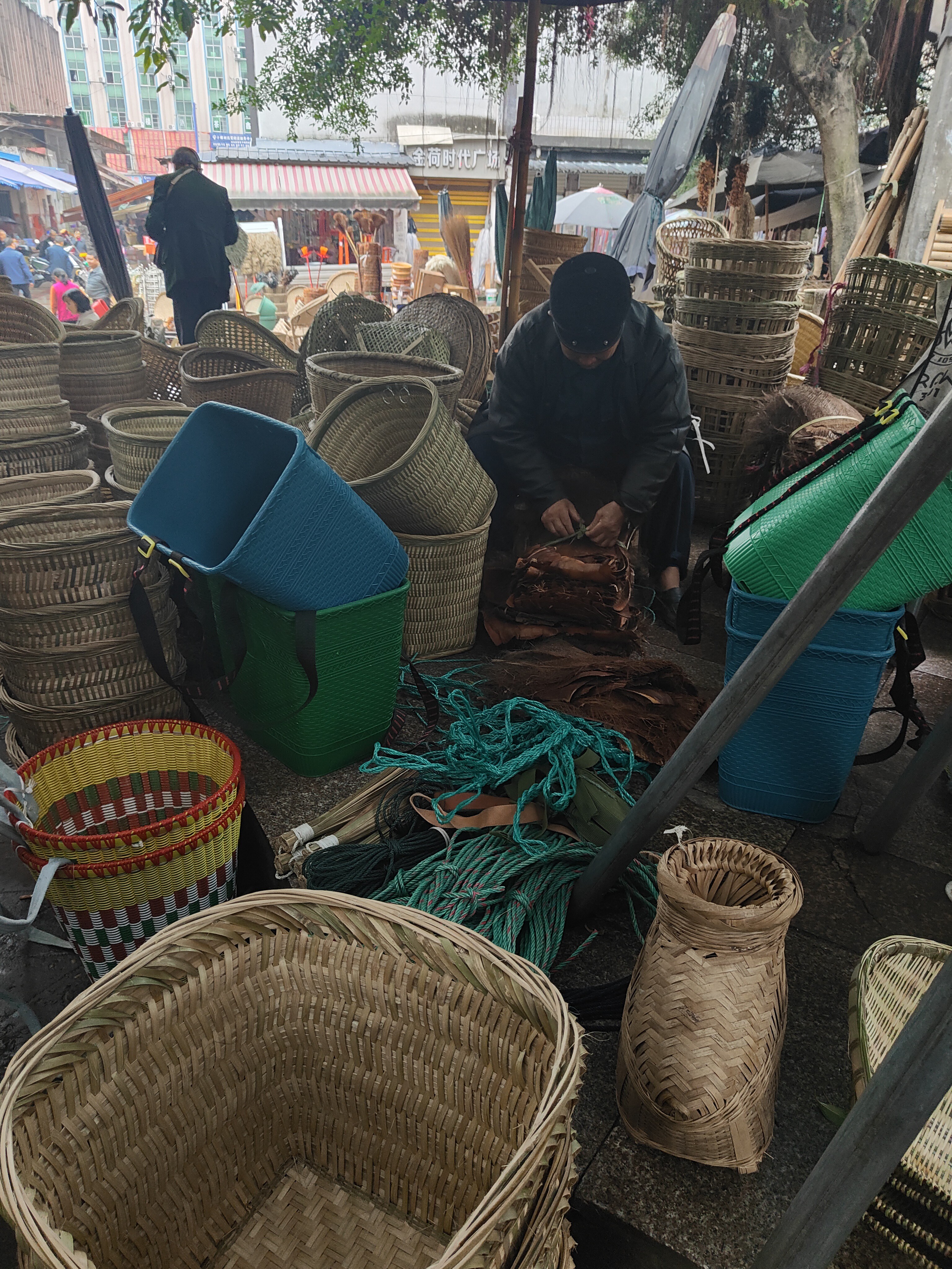 安岳杨家湾广场的竹编市场产品多