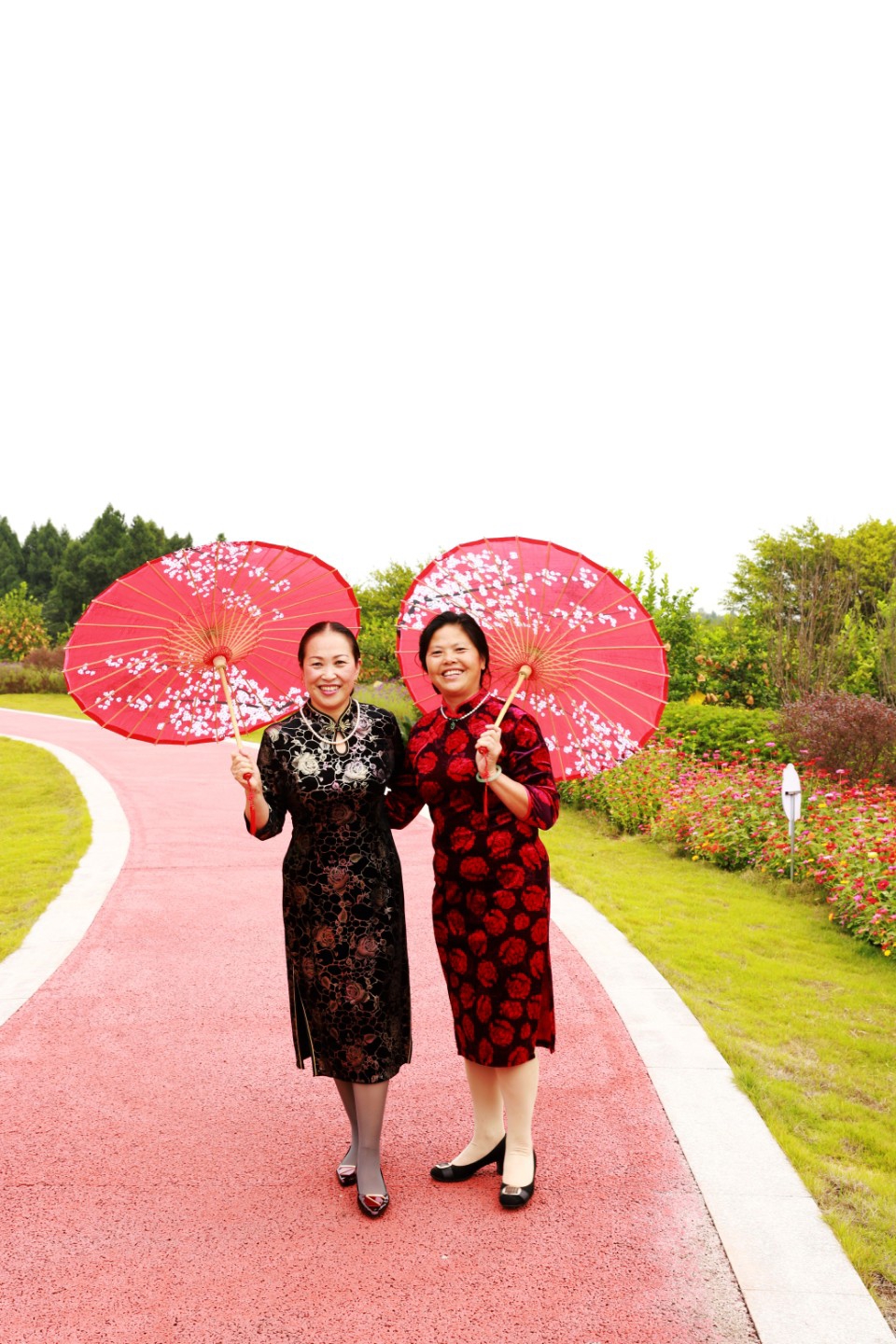 秋天的魅力柠檬小镇来了一群开心的秀旗袍的大妈!