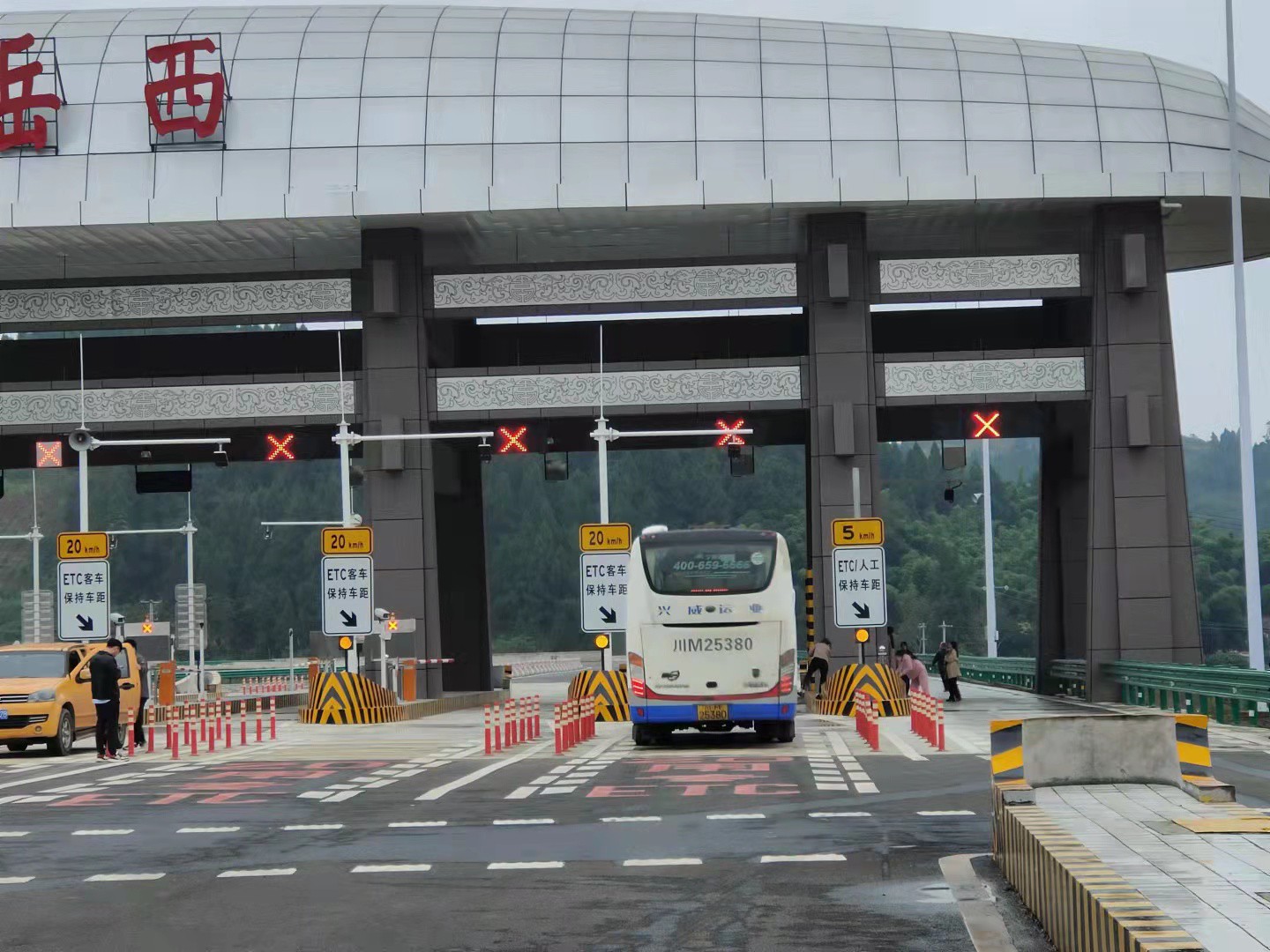 成资渝安岳西收站,正忙着冲洗路面和打扫站台卫生