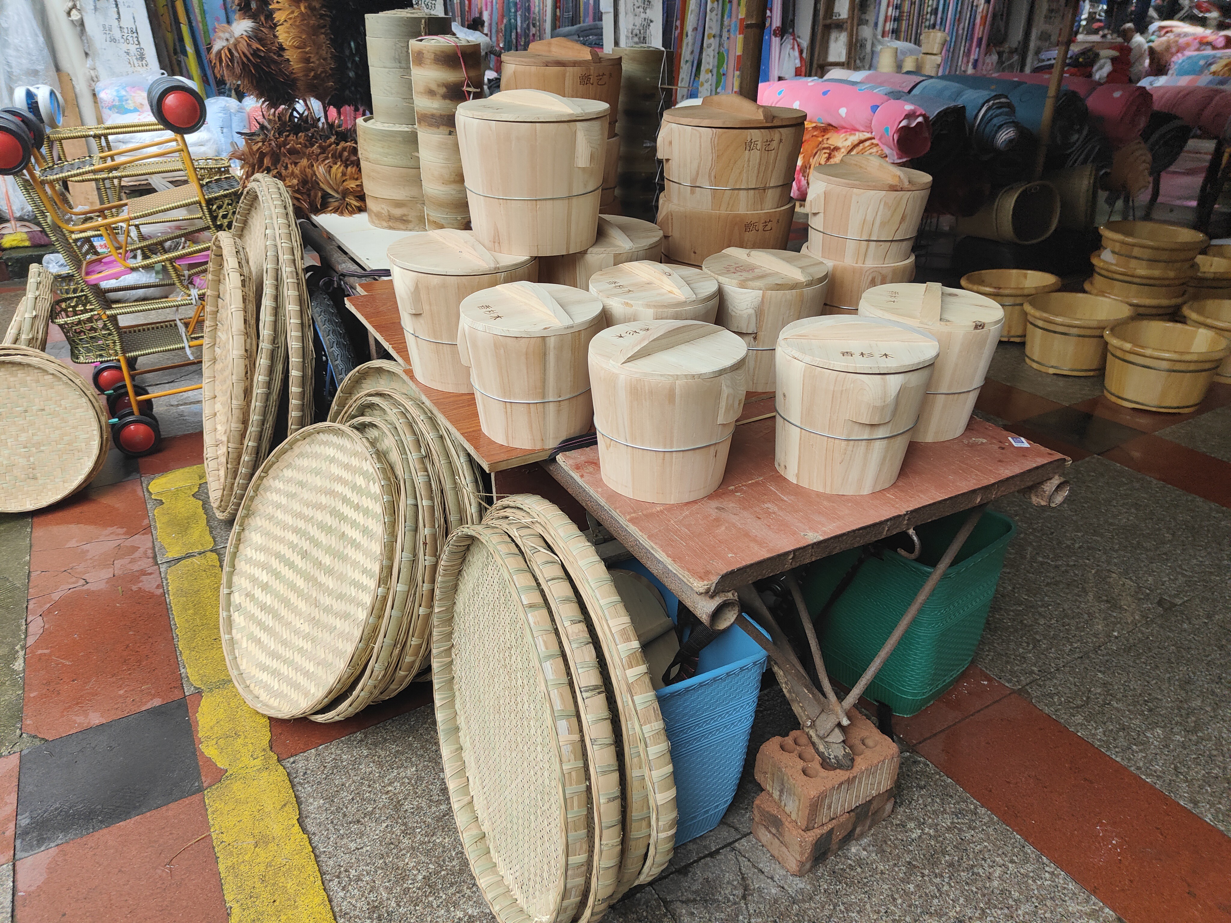 安岳杨家湾广场的竹编市场产品多