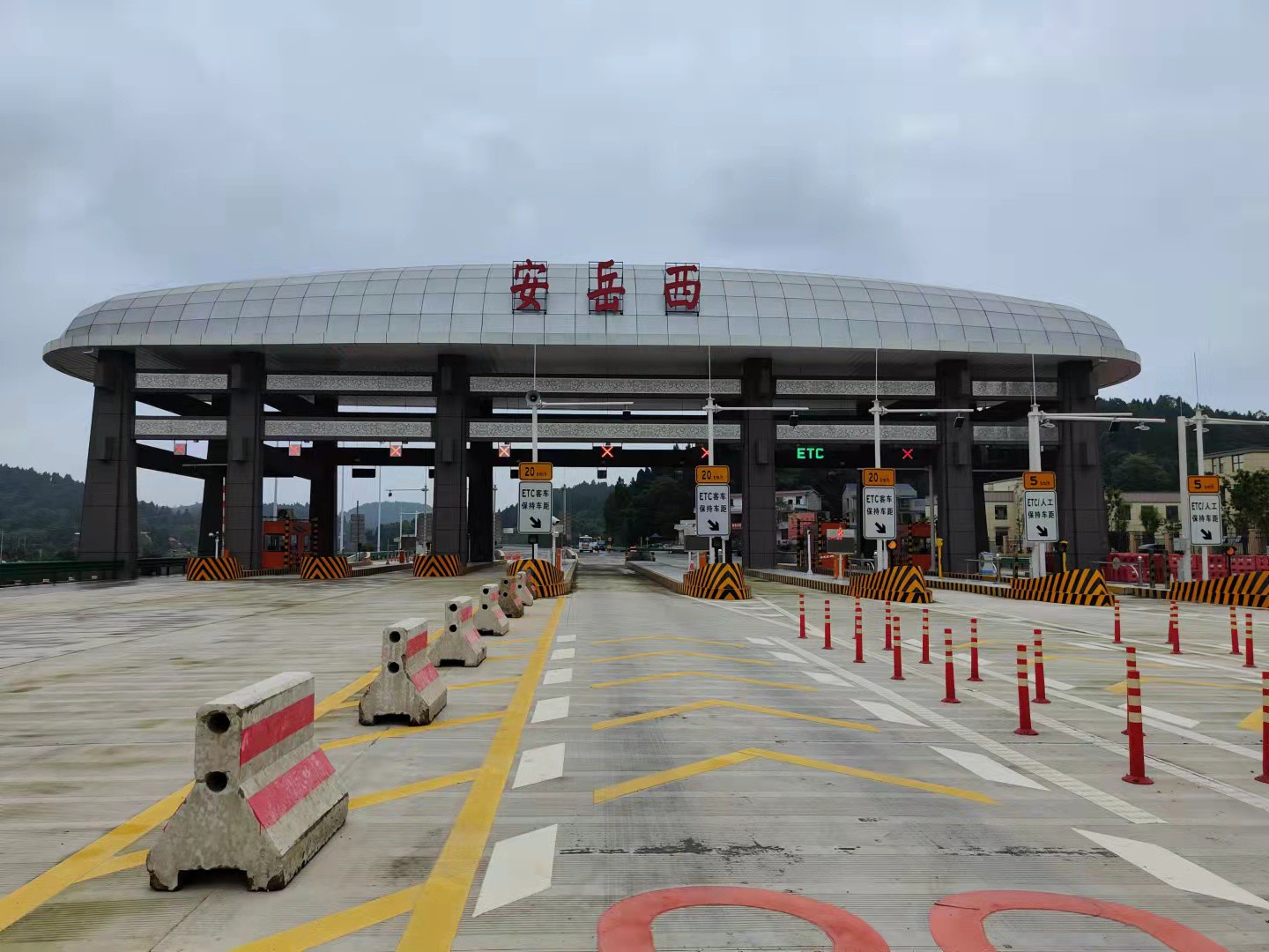 成资渝安岳西收站,正忙着冲洗路面和打扫站台卫生