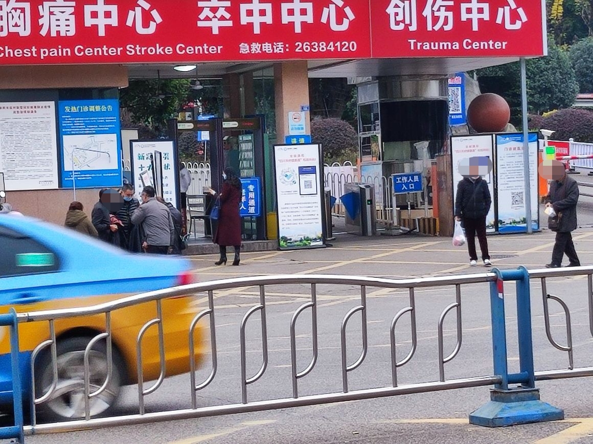 医院大门口一群人一起卖皮衣,专门找老年人售卖,大家觉得正常吗?