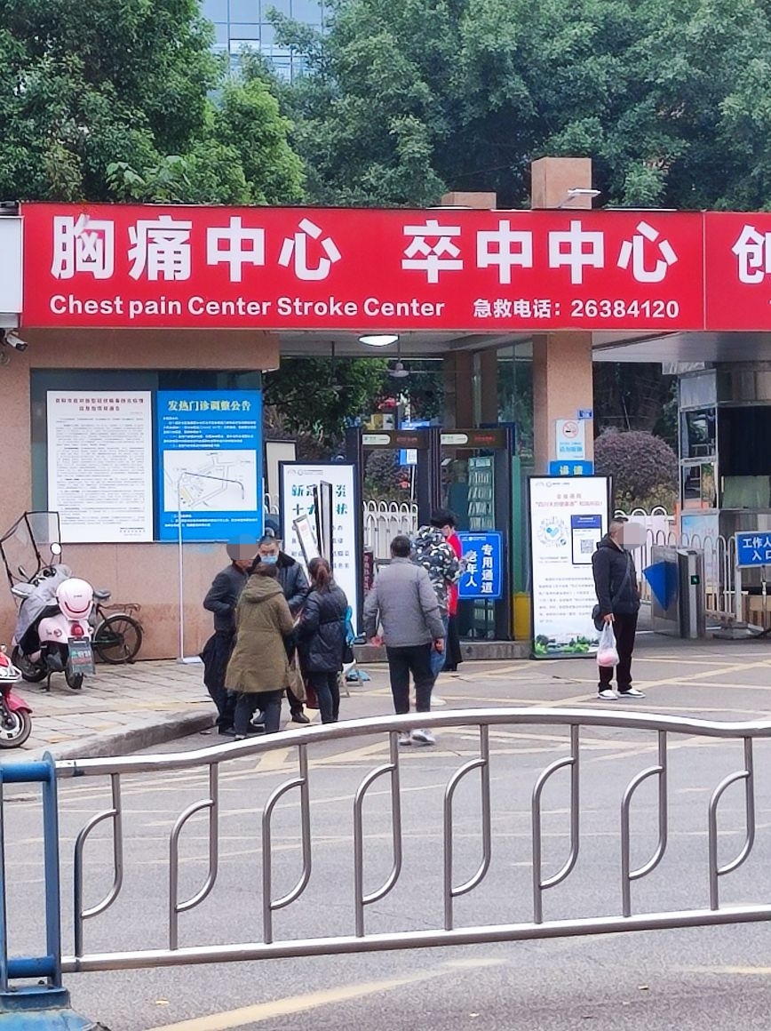 医院大门口一群人一起卖皮衣,专门找老年人售卖,大家觉得正常吗?