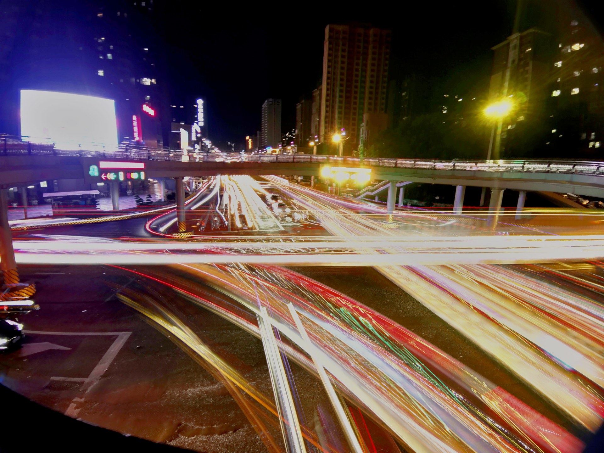 与柠都大道交汇处的圆形天桥,突然就想起来要上桥去鸟瞰一下新城夜景