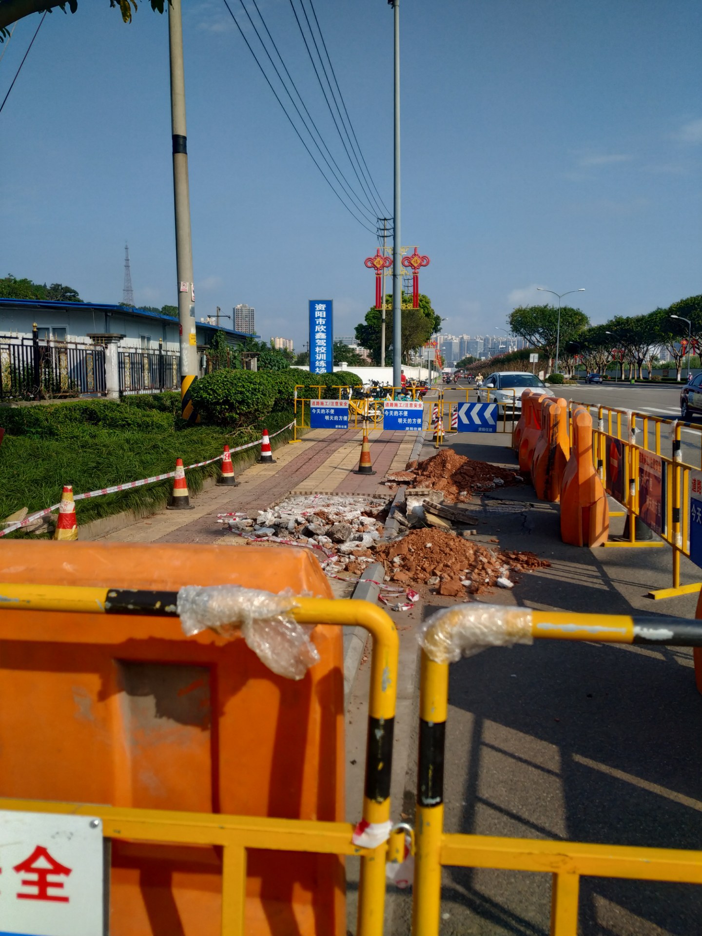 南骏大道欣鑫驾校训练场外正在占道施工,过往行人和非机动车绕行注意