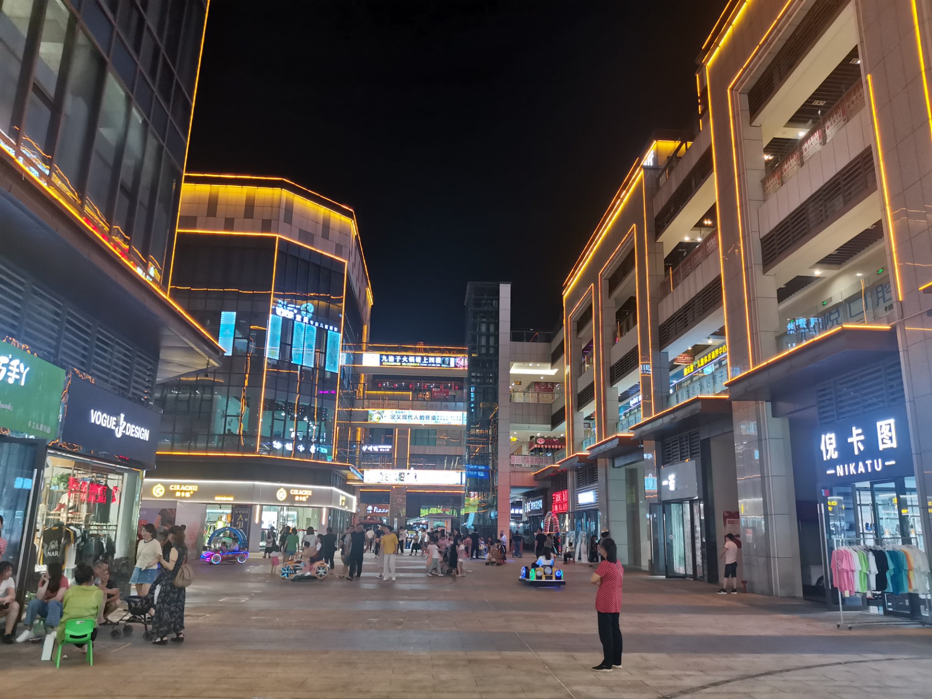 中央时代广场晚上很热闹啊,有点大城市的意思了.