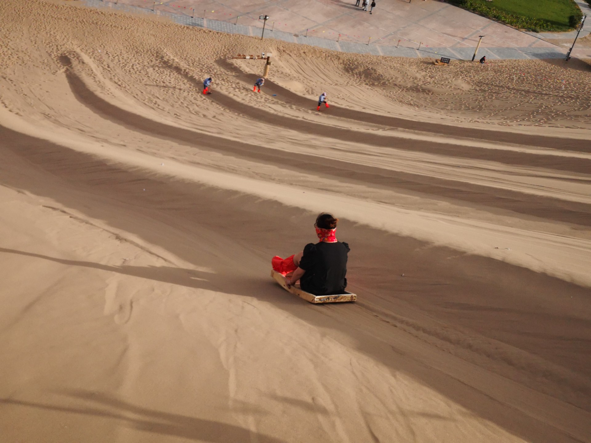 敦煌鸣沙山滑沙很好玩,可滑板要背上山却非常艰辛