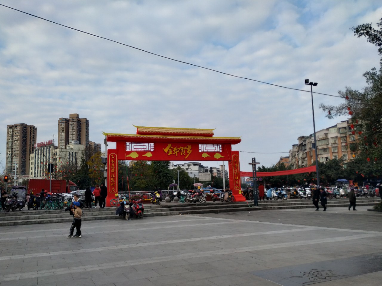 资阳苌弘广场真热闹,大人小孩齐欢笑,文明游玩更重要!