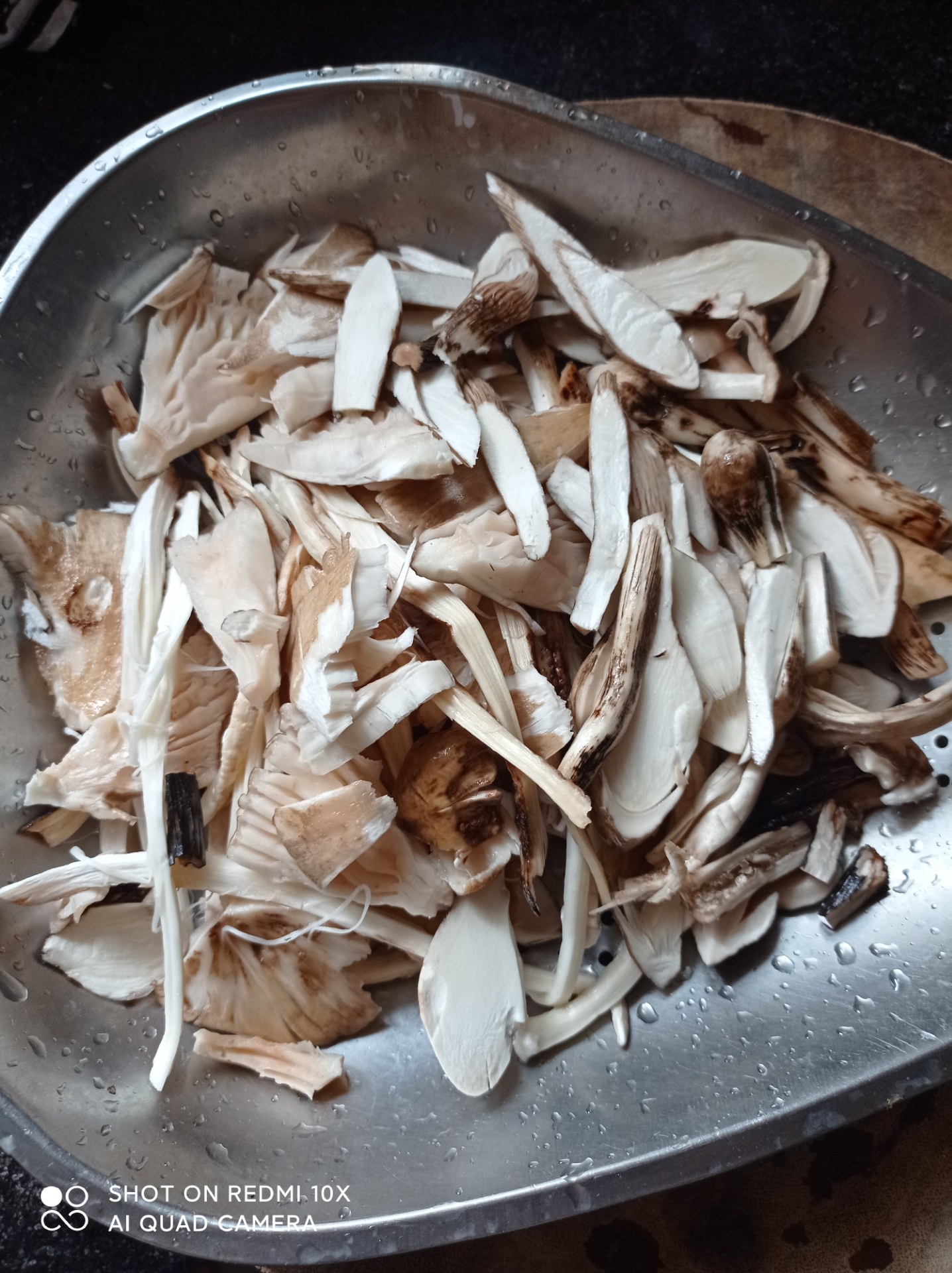 整了一大盆伞把菇肉片汤,可惜忘了买葱花