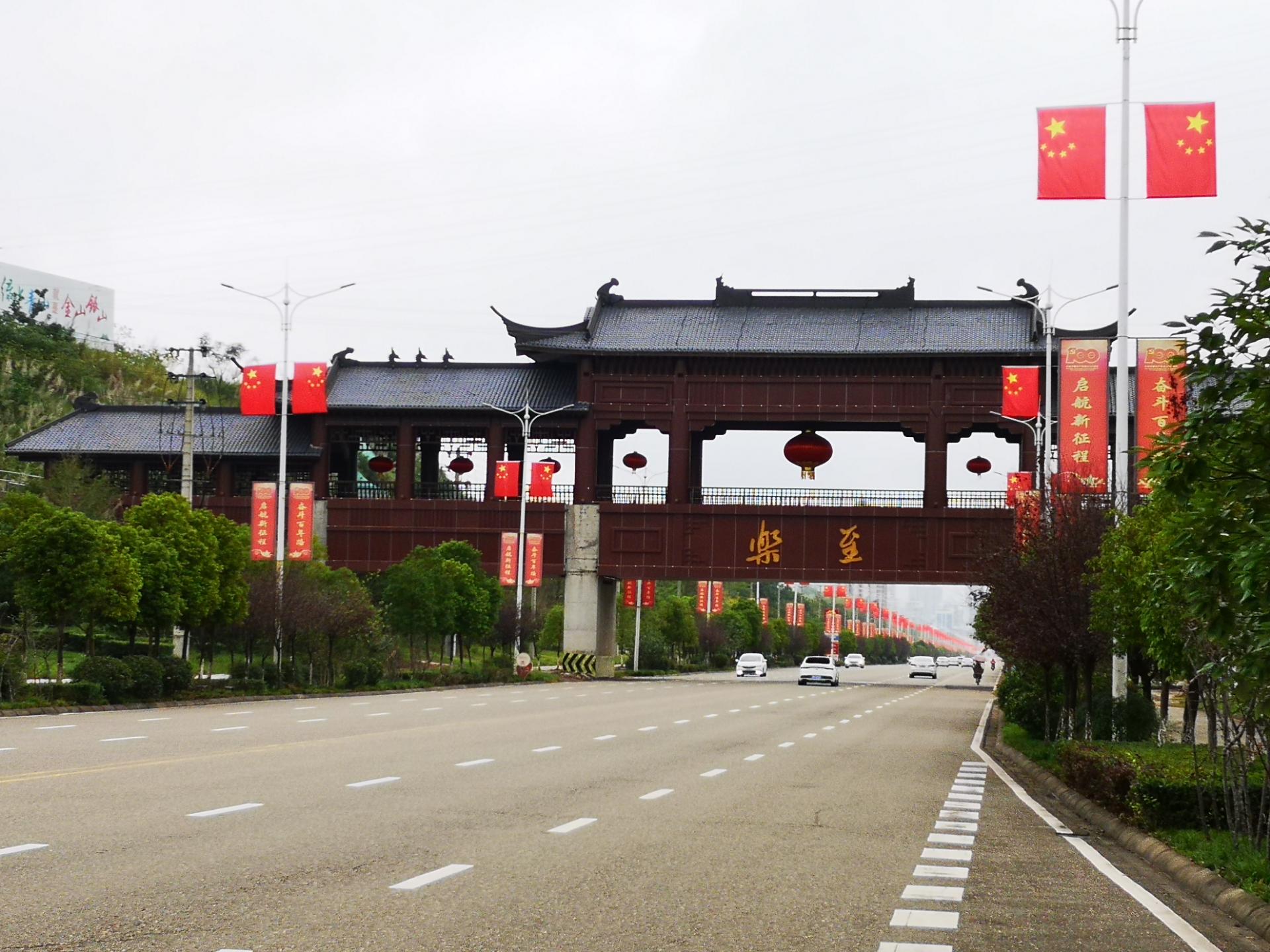 乐至人将渡槽这生冷的水泥框架,打造成富有生气古朴的建筑物,真是用心