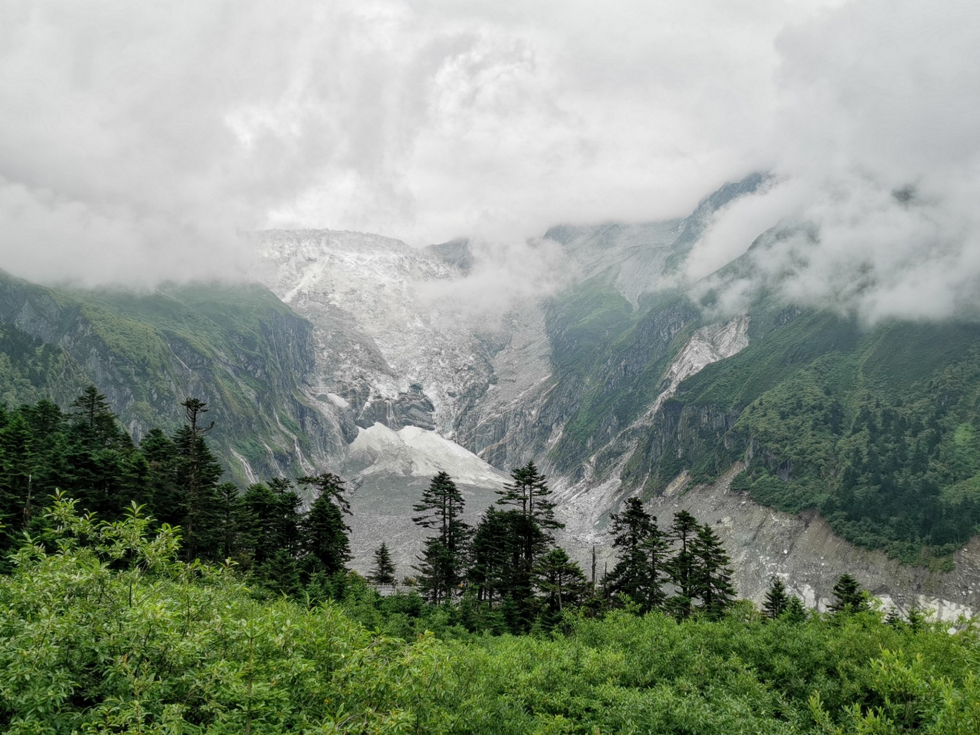 快来,到海螺沟4号营地看贡嘎山冰川大瀑布