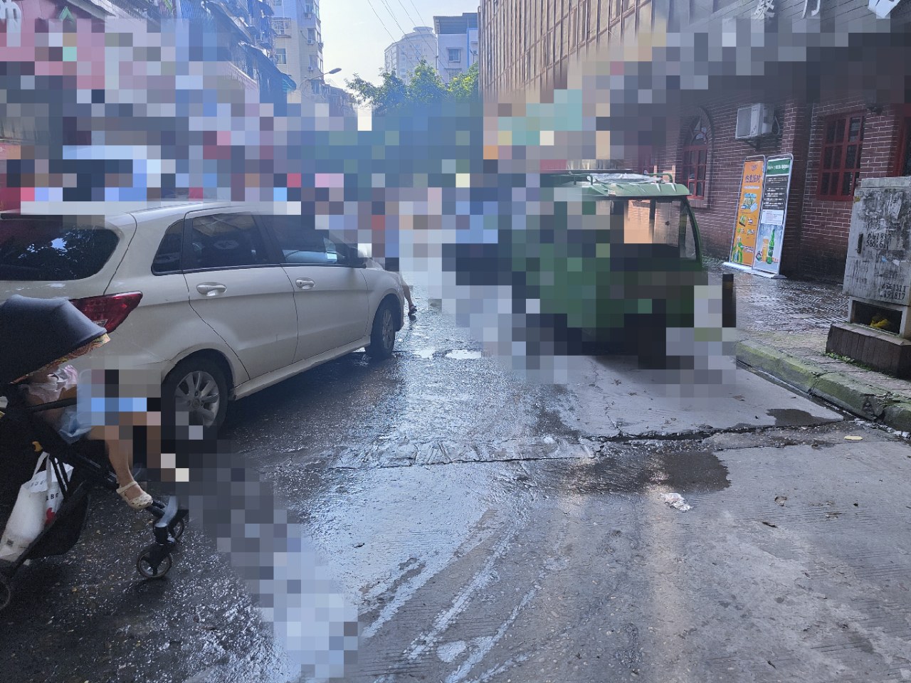 突发!安岳蓝灵小区外面一辆摩托车和小车刮蹭