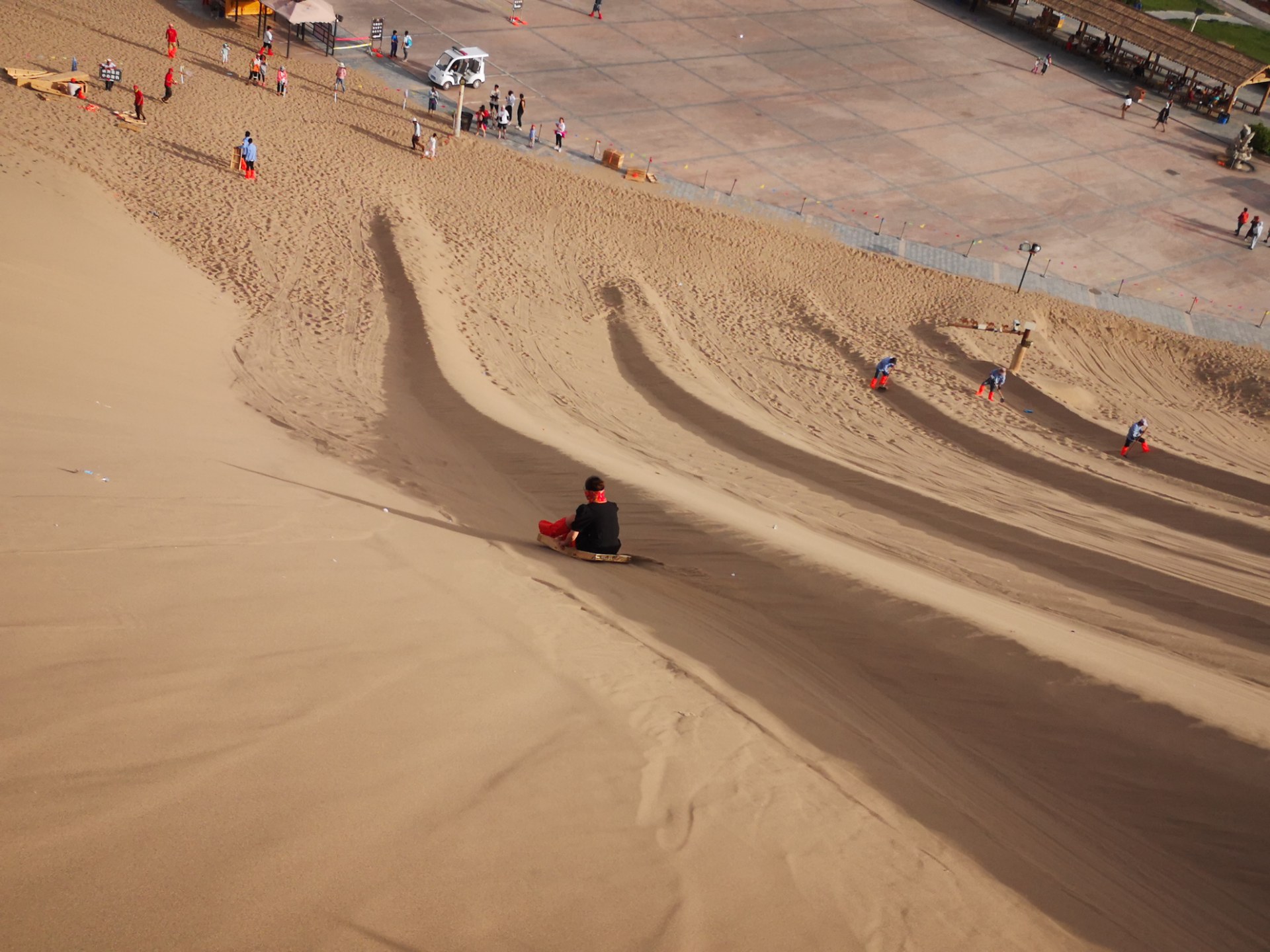 敦煌鸣沙山滑沙很好玩,可滑板要背上山却非常艰辛