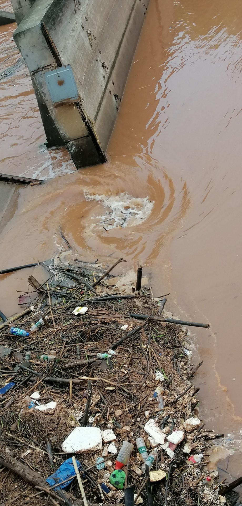 资阳九曲河又涨水了,再给环卫工人留下许多垃圾待清捞