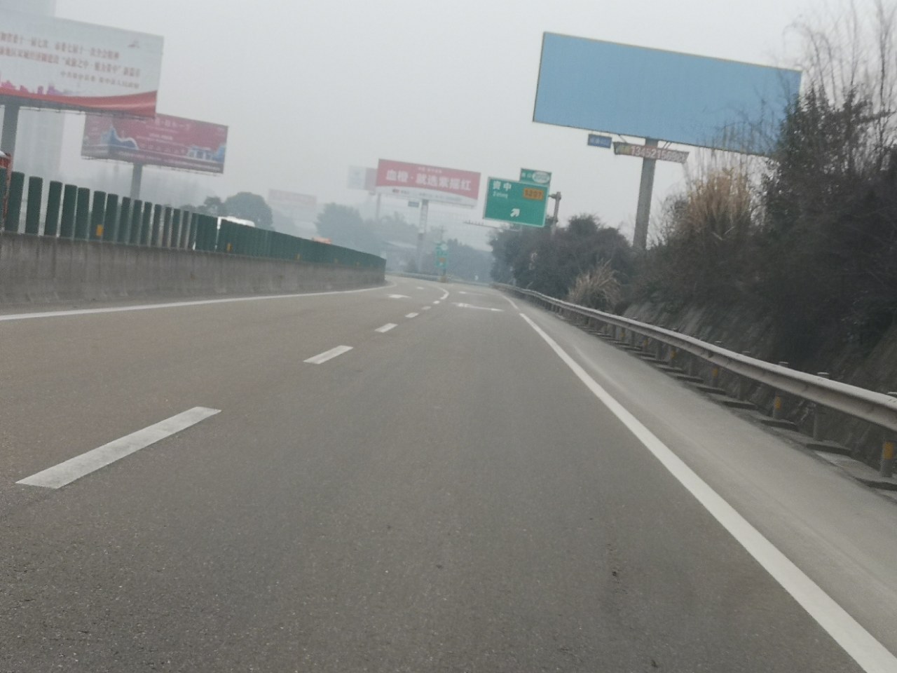 成渝高速路行驶的车辆太少了