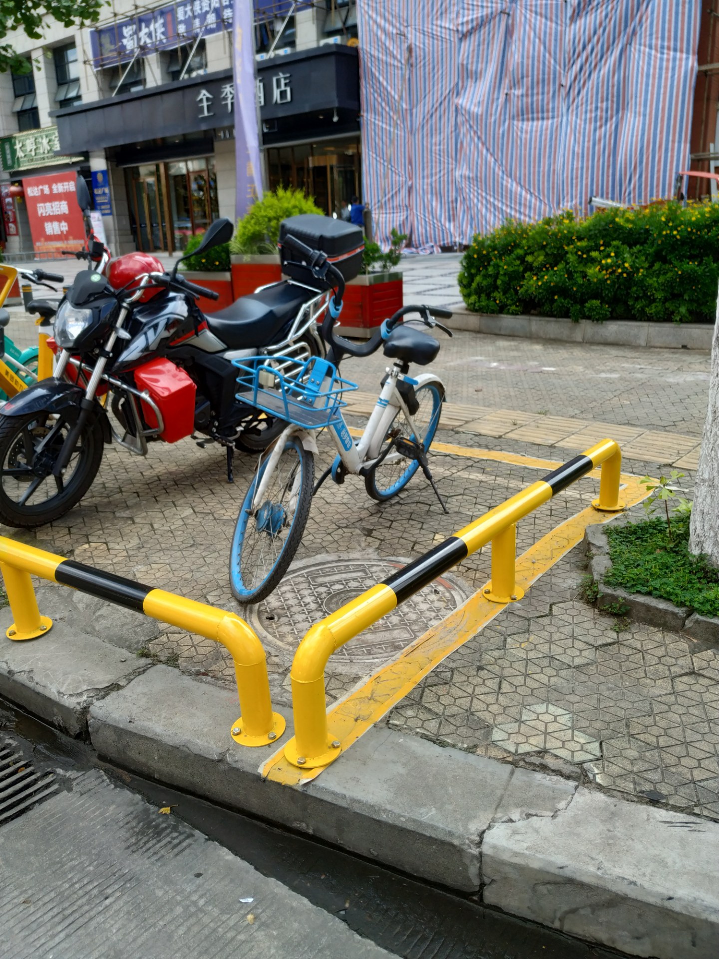资阳松达广场人行道上非机动车停放区安装防护栏,让停车更规范!