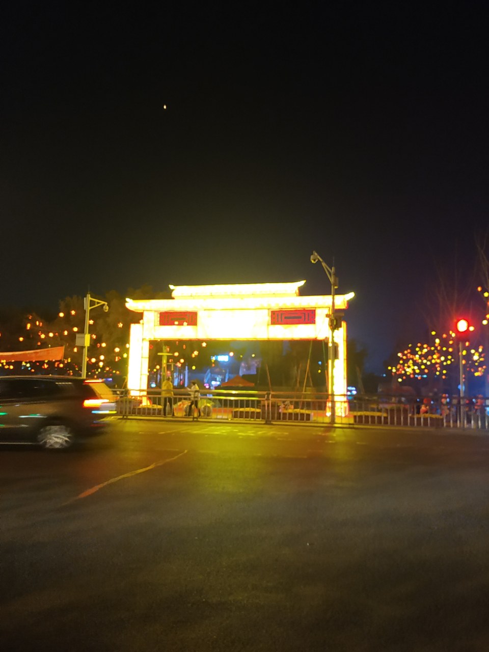 资阳长弘广场夜晚灯光璀璨,灯光下的红梅更美丽!