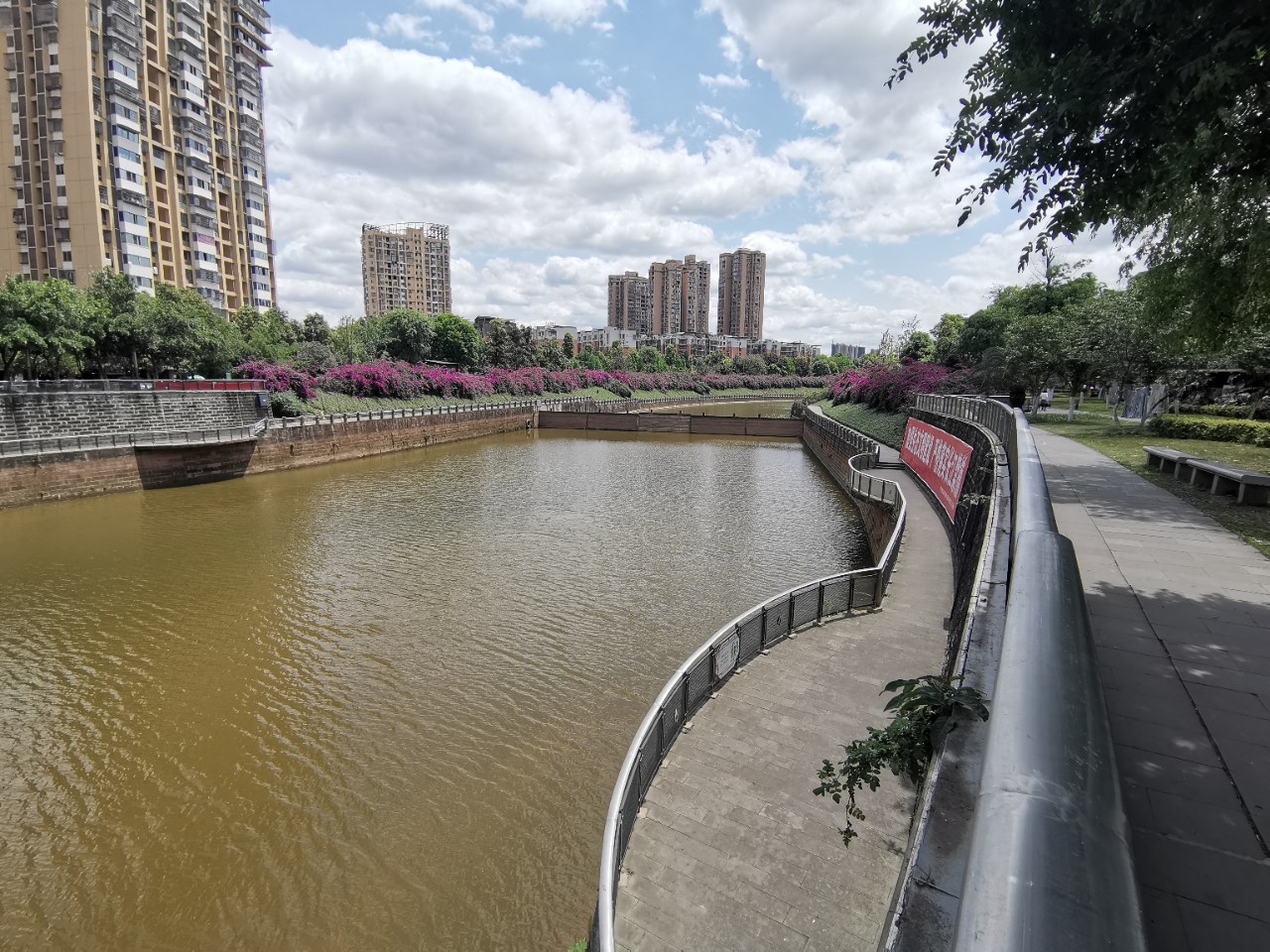 資陽人的母親河——九曲河畔——藍天,白雲,高樓,流水