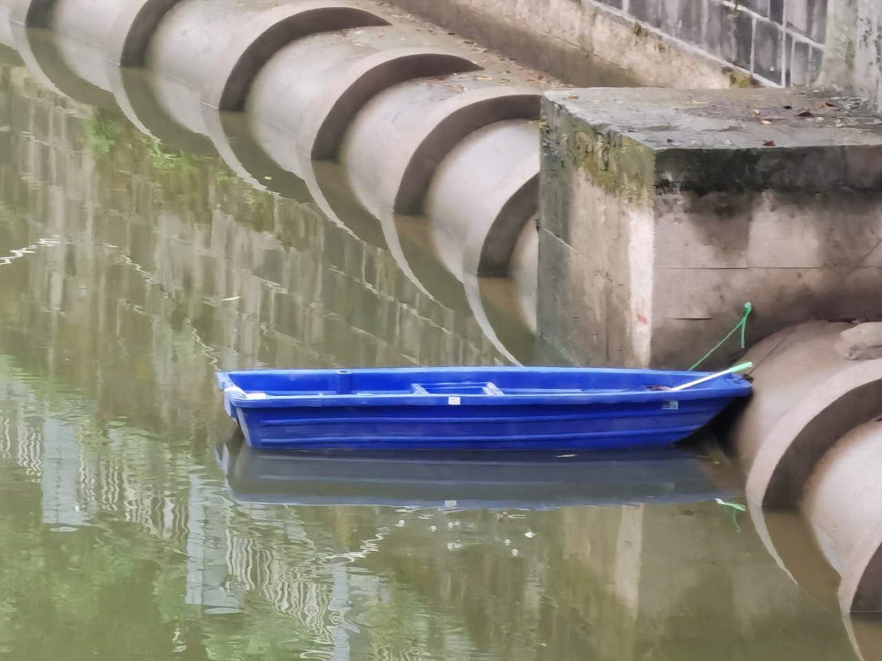 蓝色的小船,两个