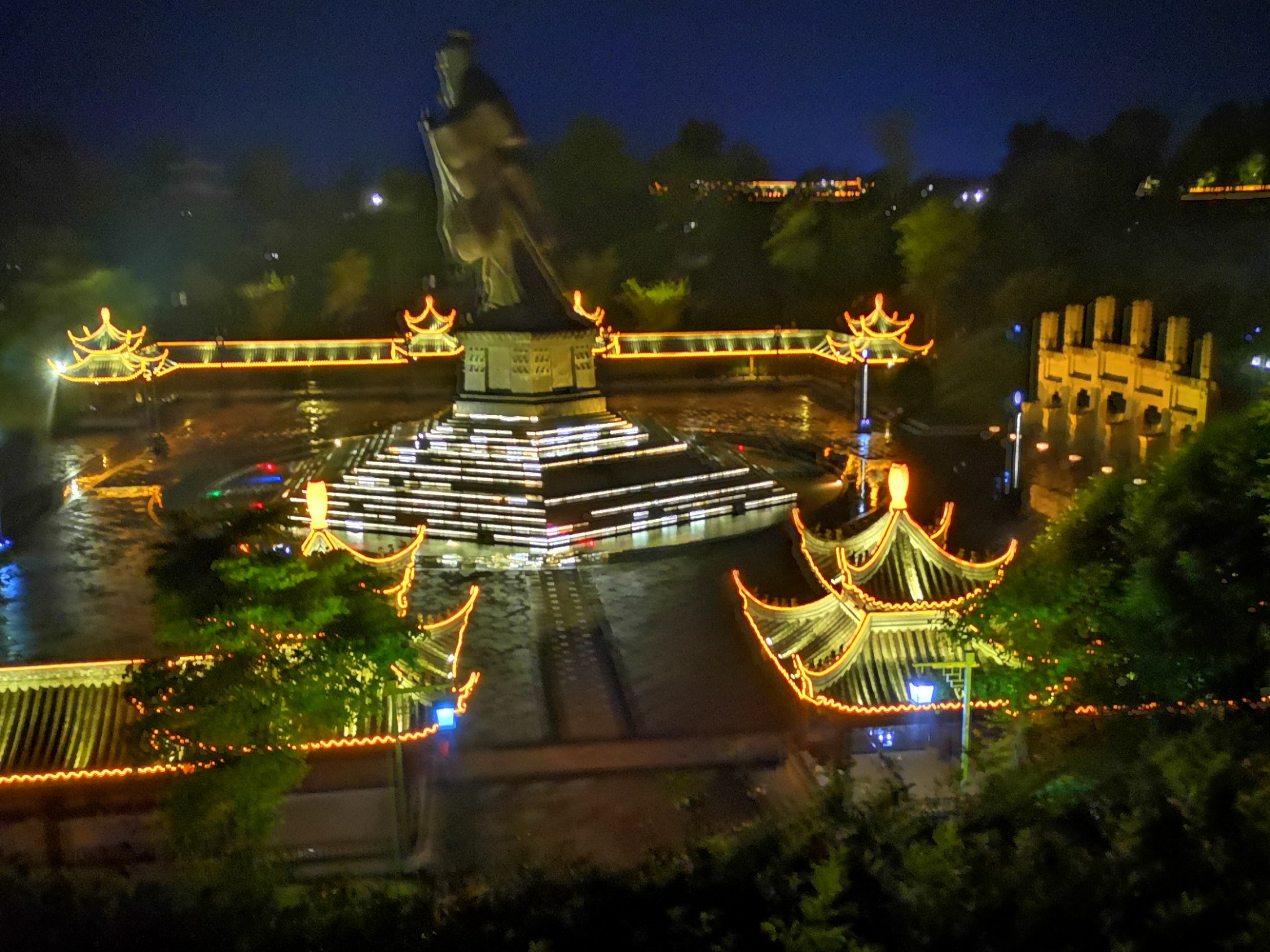隆昌孔子公园的夜景太美了,让人看得依依不舍