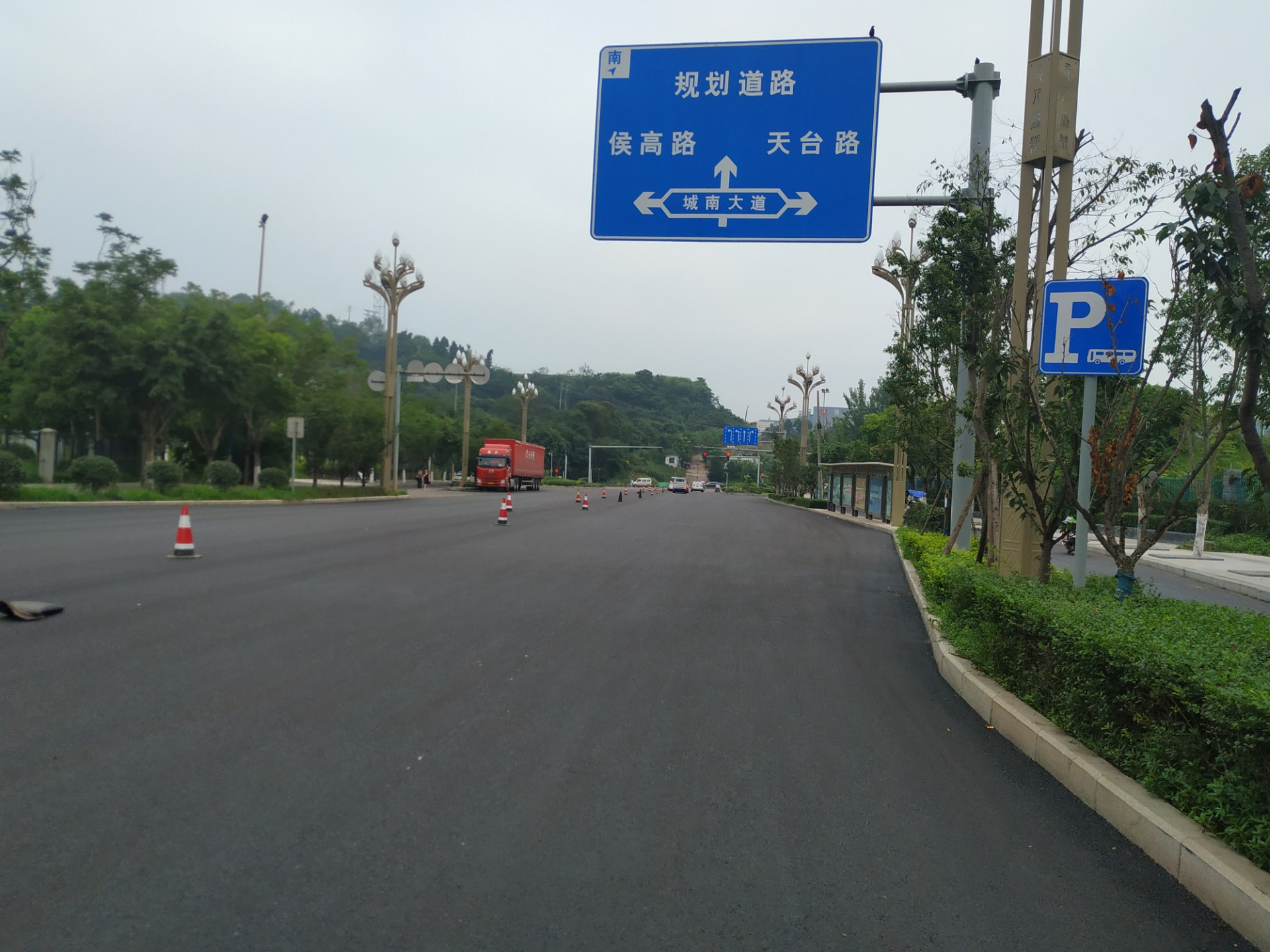 资阳百威英博大道主路已经通车,辅道正在铺设柏油路面中!