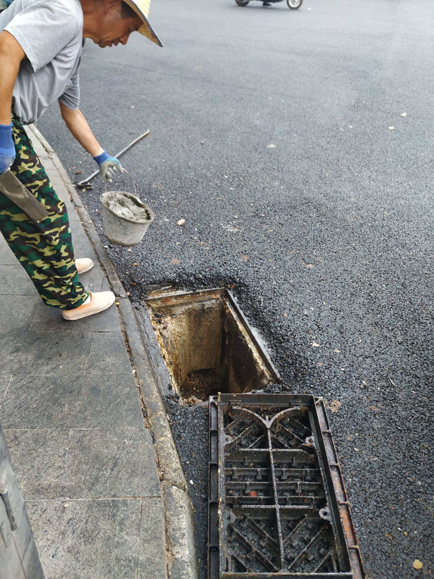 夜半无人时有人打开雨篦子倾倒泔水工人正在疏通下水道并重新固定雨