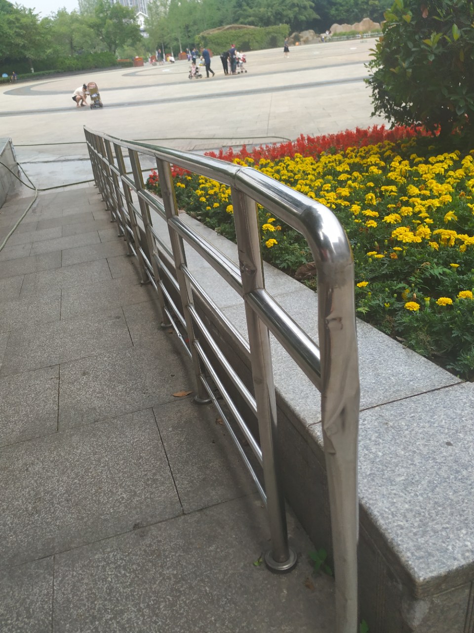 资阳三贤公园市文化馆外的无障碍通道的不锈钢护手遭到不同程度的破坏