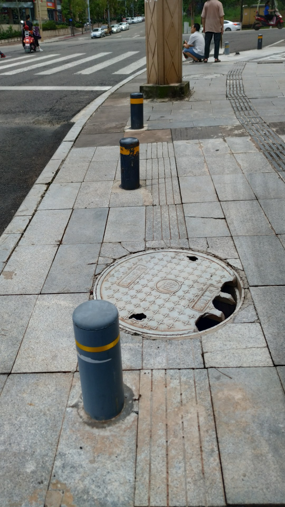 幸福大道槐树苑小区外人行道上多个井盖破损严重,过往行人注意脚下