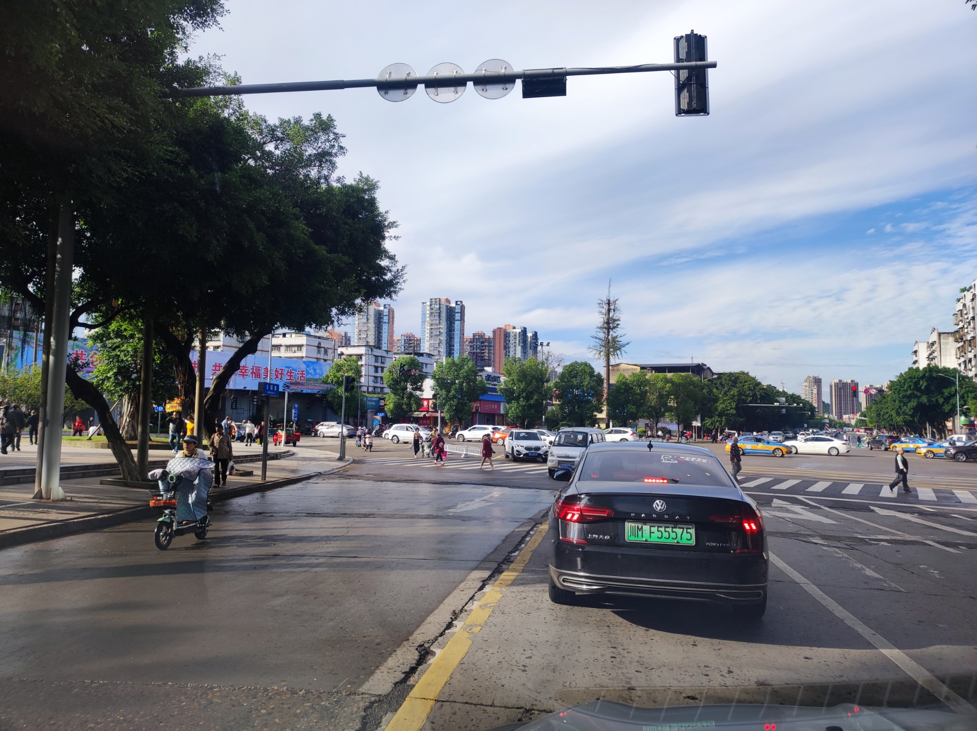 资阳公园路口的临时隔离护栏又取消了,不知何时能安装上新式隔离护栏!