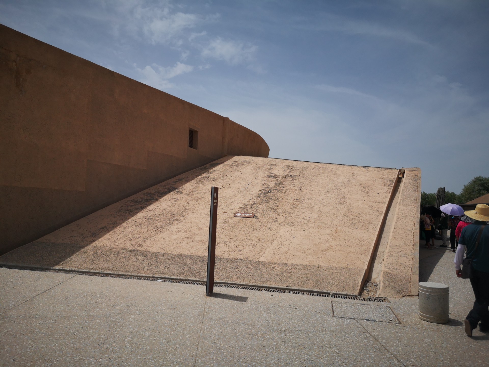 敦煌莫高窟的建筑设计简单,"一"字造型寓意什么?