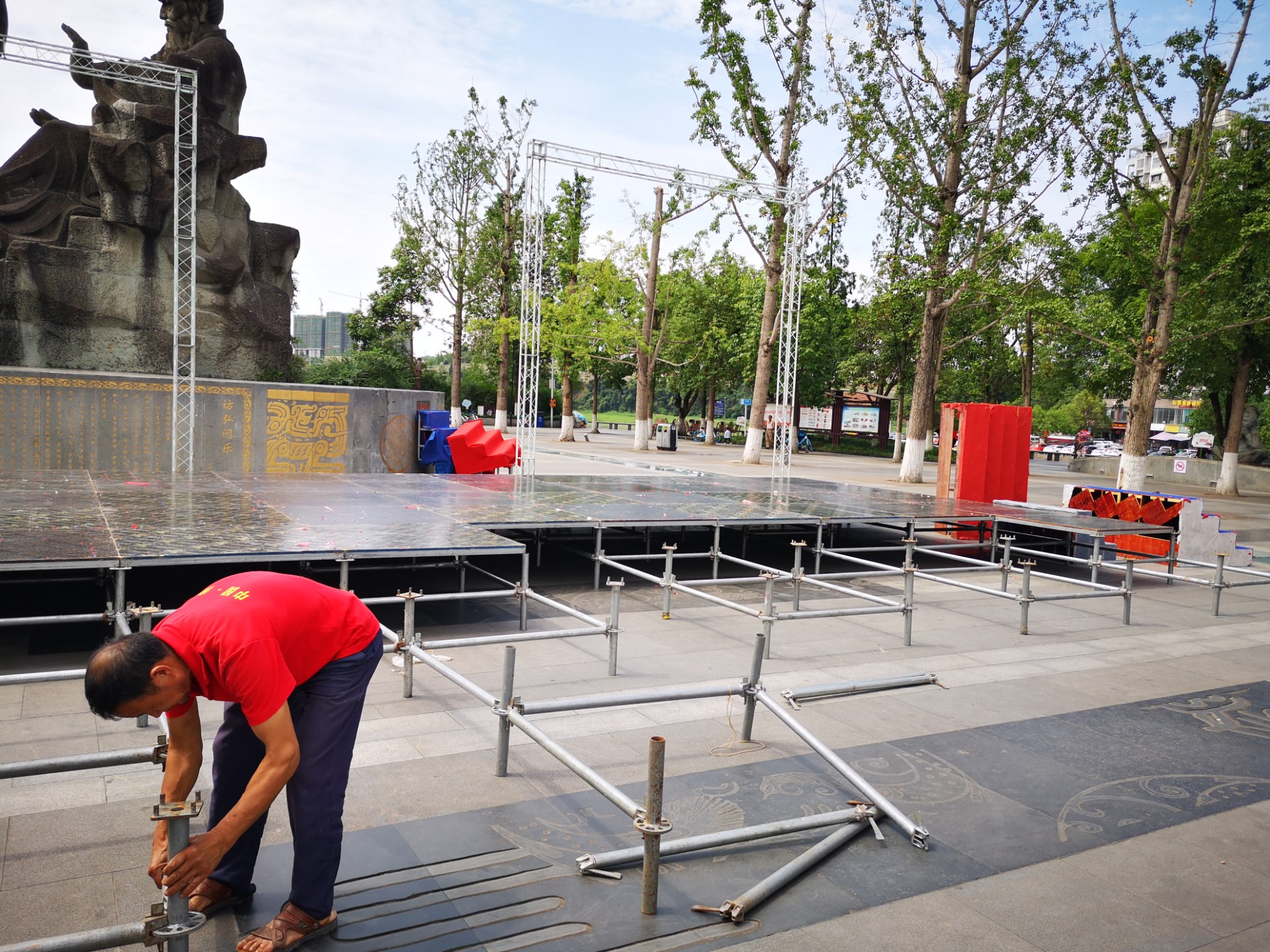 资阳苌弘广场在搭建舞台,明上午有演出大家去饱饱眼福哈